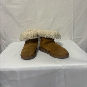 Koolaburra by UGG Aribel Short boot in chestnut suede with a faux-fur lining